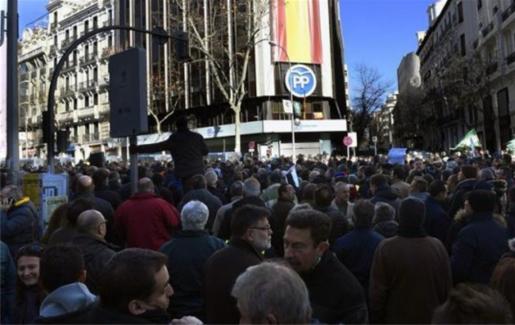 Los taxistas cercan Génova para gritar "corruptos" al PP