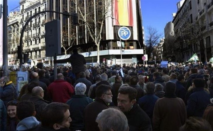 Los taxistas cercan Génova para gritar "corruptos" al PP