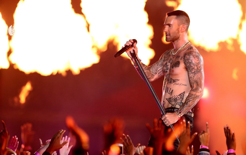 Maroon 5 hace vibrar el medio tiempo de la Super Bowl