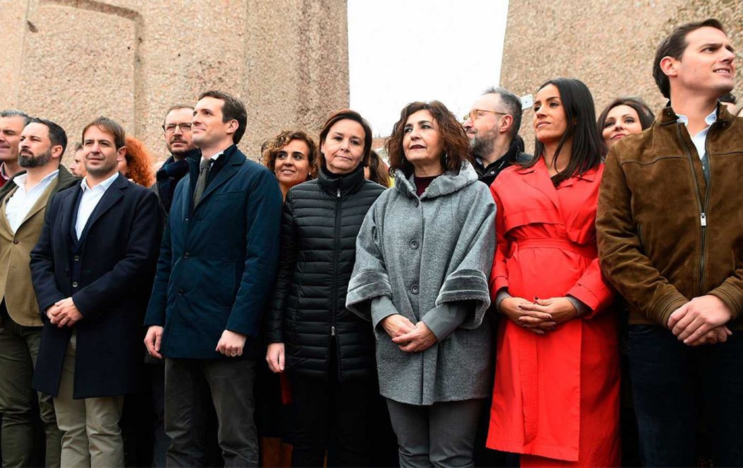 La derecha y la extrema derecha concentra a miles de personas en Colón en contra de Pedro Sánchez