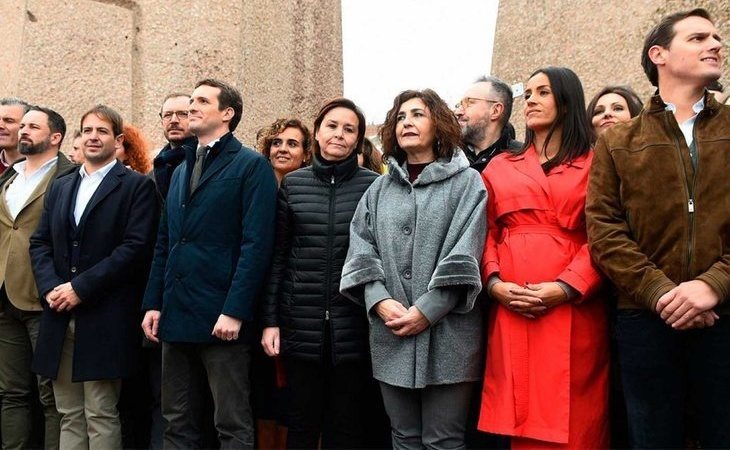 La derecha y la extrema derecha concentra a miles de personas en Colón en contra de Pedro Sánchez