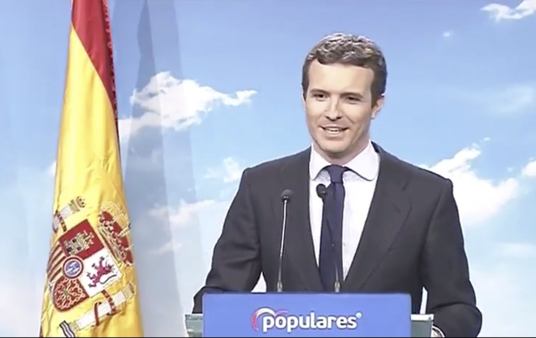 Acusan a Casado de "apropiarse" de la bandera de España durante su comparecencia