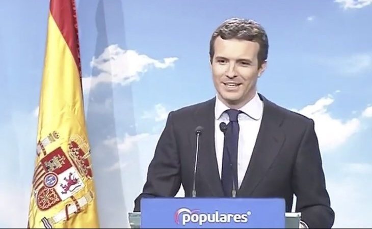 Acusan a Casado de "apropiarse" de la bandera de España durante su comparecencia