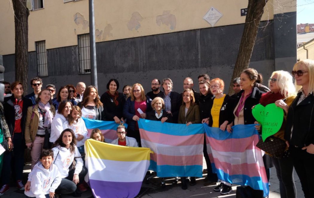 Manuela Carmena inaugura la Plaza de la Memoria Trans en Madrid