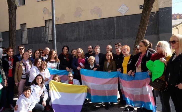 Manuela Carmena inaugura la Plaza de la Memoria Trans en Madrid