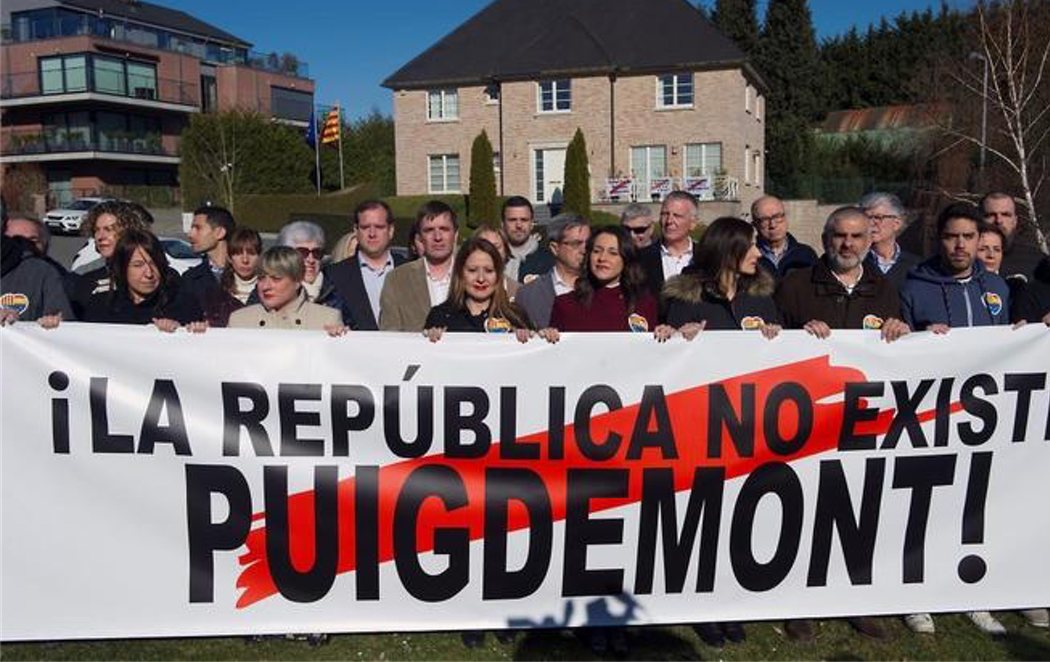 Inés Arrimadas, frente a la casa de Puigdemont en Waterloo: "La República no existe"