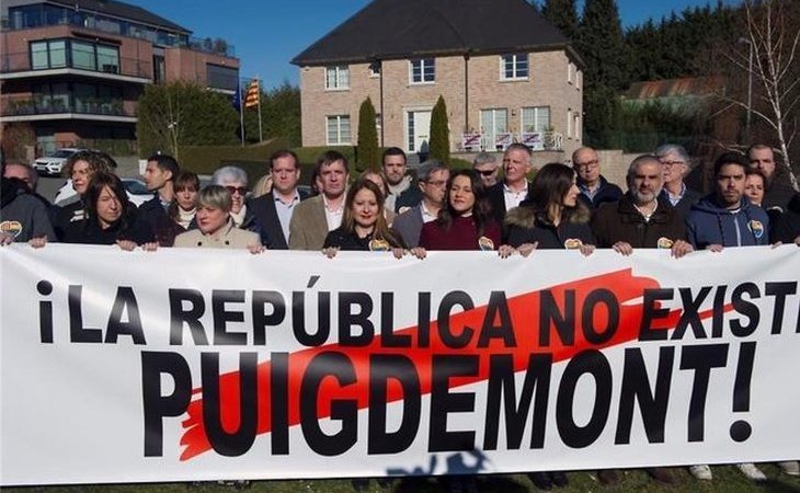 Inés Arrimadas, frente a la casa de Puigdemont en Waterloo: "La República no existe"