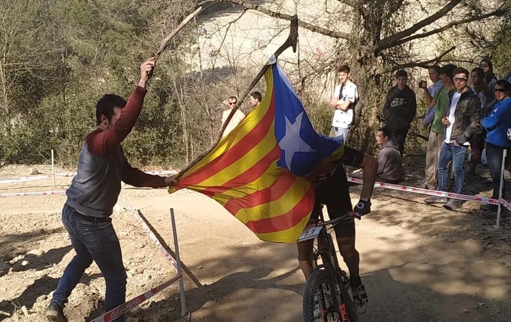 Un independentista derriba al ciclista español Carlos Coloma con una estelada