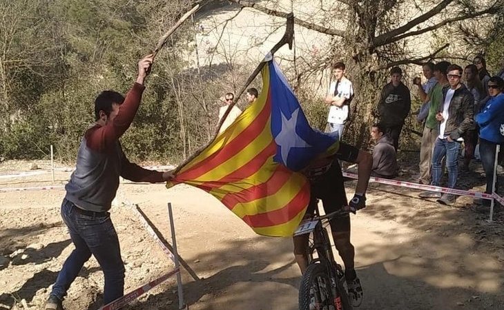 Un independentista derriba al ciclista español Carlos Coloma con una estelada