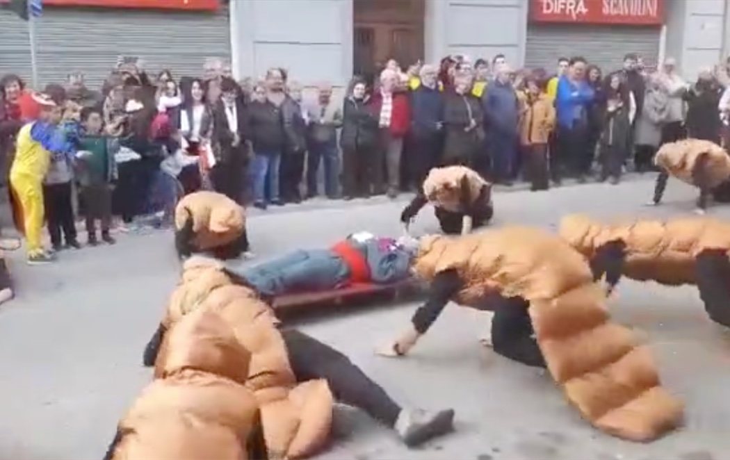 El independentismo celebra el Carnaval con disfraces de cucarachas y cadáveres de legionarios