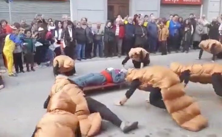 El independentismo celebra el Carnaval con disfraces de cucarachas y cadáveres de legionarios