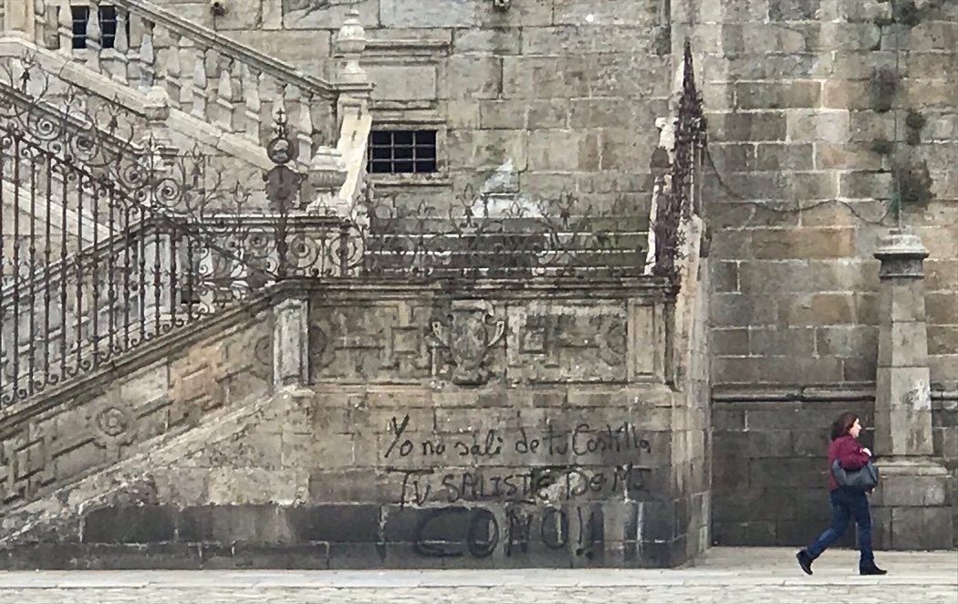 Denuncian pintadas contra la Iglesia y los Borbones en la catedral de Santiago