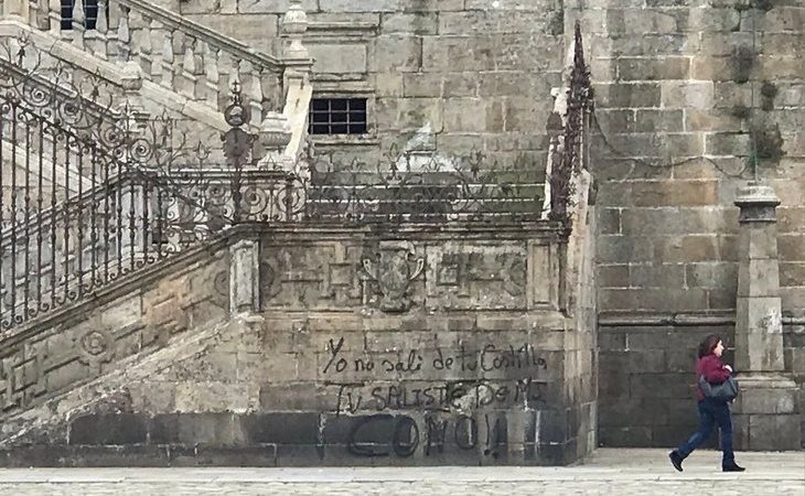 Denuncian pintadas contra la Iglesia y los Borbones en la catedral de Santiago