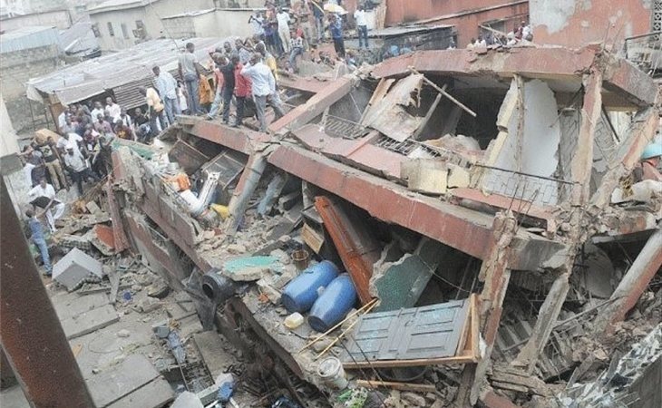 Más de 100 niños atrapados entre los escombros tras derrumbarse una escuela de Nigeria