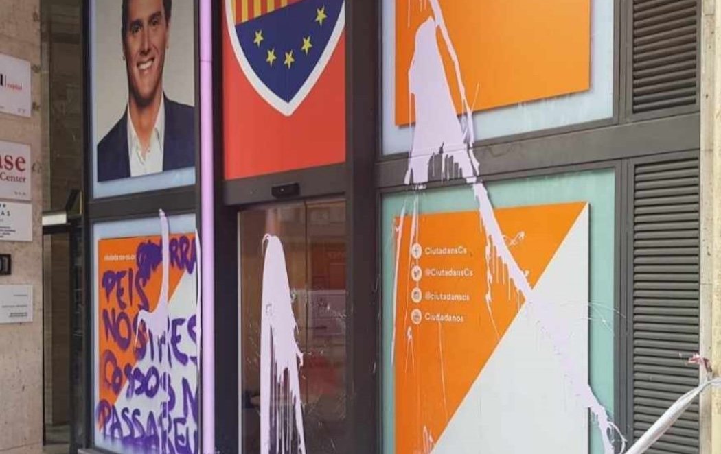 La sedes de Ciudadanos y del PP en Barcelona aparecen con pintadas y cristales rotos