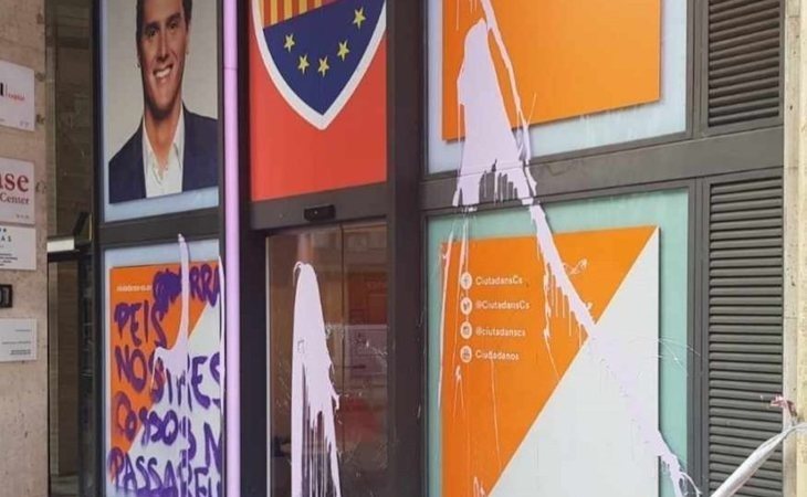 La sedes de Ciudadanos y del PP en Barcelona aparecen con pintadas y cristales rotos