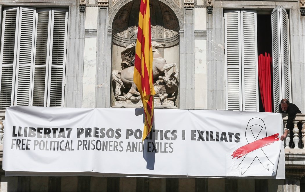 La Generalitat cambia el lazo amarillo por uno blanco para la "libertad de presos políticos y exiliados"