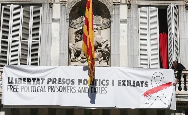 La Generalitat cambia el lazo amarillo por uno blanco para la "libertad de presos políticos y exiliados"