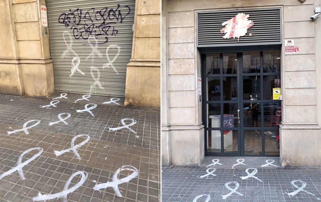 Llenan la sede del PSC en Barcelona con lazos blancos