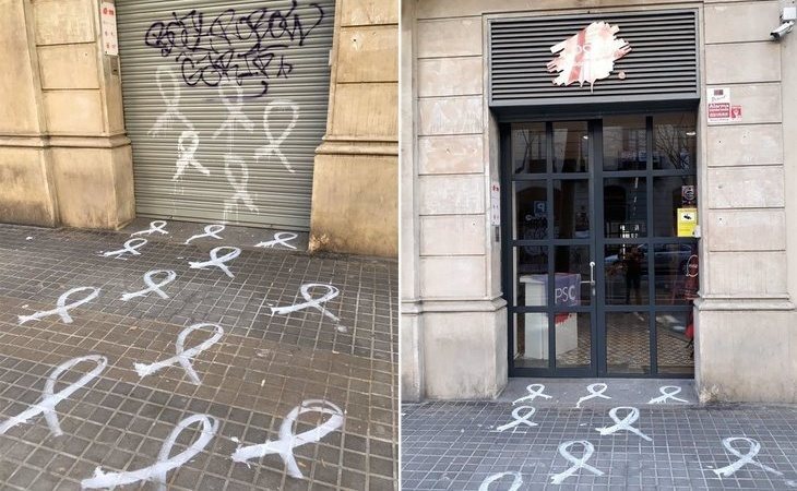 Llenan la sede del PSC en Barcelona con lazos blancos