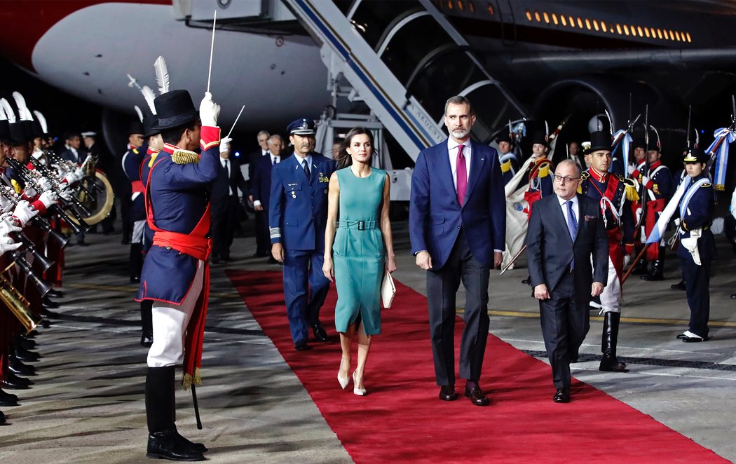 Los reyes Felipe y Letizia, encerrados una hora en el avión a su llegada a Argentina