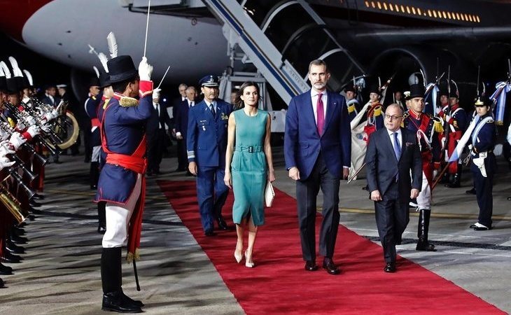 Los reyes Felipe y Letizia, encerrados una hora en el avión a su llegada a Argentina