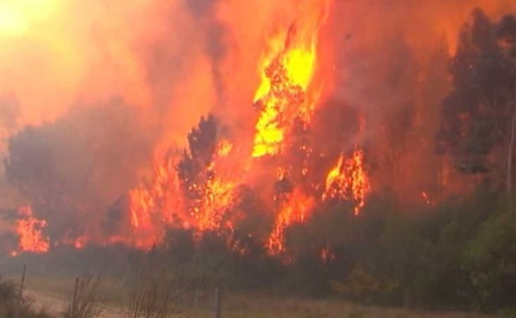 Las llamas arrasan casi 1.000 hectáreas en el incendio de Rianxo