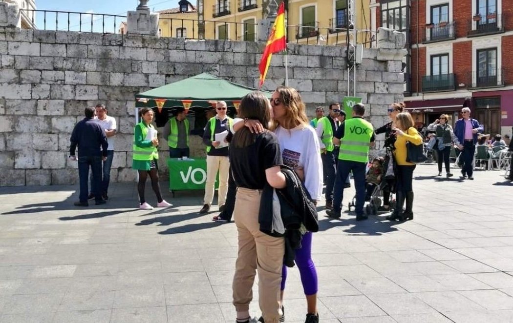 Una pareja de lesbianas se besa delante de un puesto de VOX y Twitter lo celebra