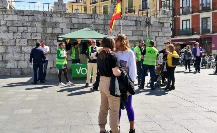 Una pareja de lesbianas se besa delante de un puesto de VOX y Twitter lo celebra
