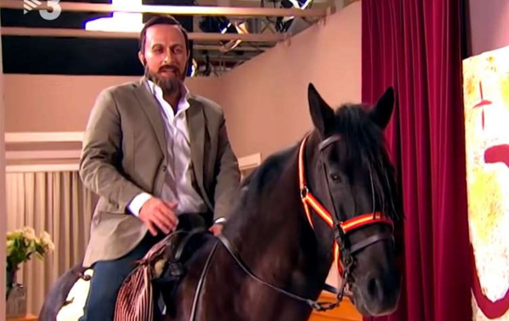 Un clon de Santiago Abascal aparece en 'Polònia' de TV3 para expulsar a los "golpistas, mujeres y trilirís"