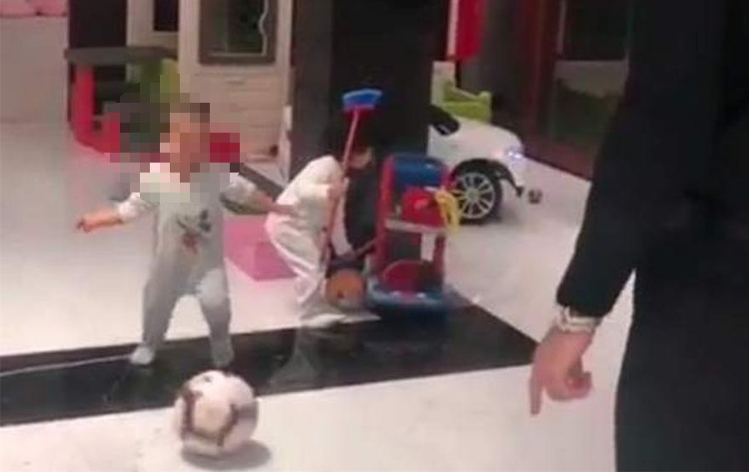 Cristiano Ronaldo solo juega a la pelota con su hijo; su hija, a fregar