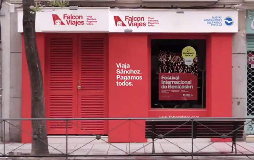 El PP instala una agencia de viajes 'Falcon' junto a la sede del PSOE con fotos de las hijas de Sánchez