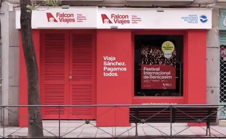 El PP instala una agencia de viajes 'Falcon' junto a la sede del PSOE con fotos de las hijas de Sánchez