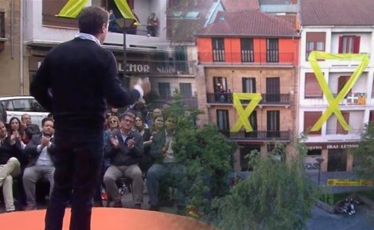 Insultos y lazos amarillos gigantes para recibir a Albert Rivera en Rentería