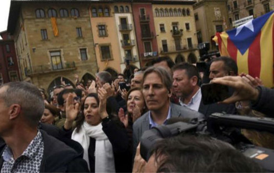 Inés Arrimadas es recibida entre insultos y amenazas en Vic