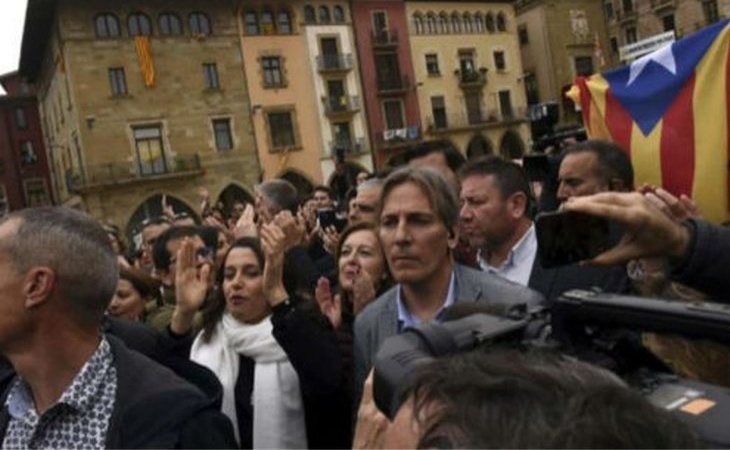 Inés Arrimadas es recibida entre insultos y amenazas en Vic