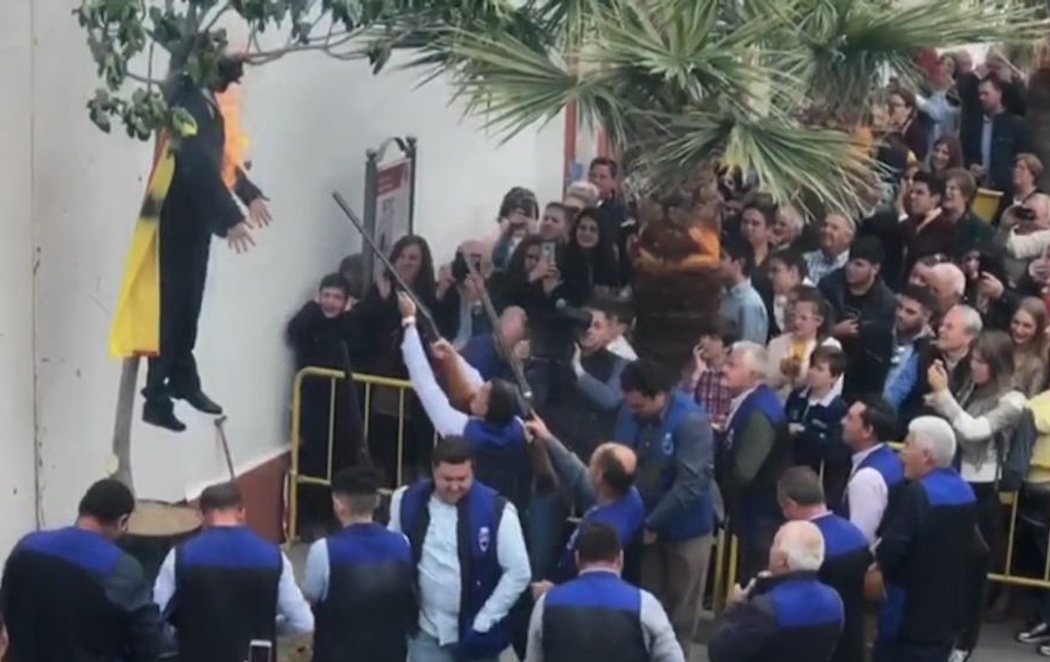 Queman un muñeco de Puigdemont en las fiestas de Semana Santa de un pueblo de Sevilla