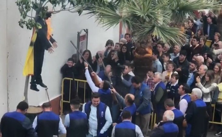 Queman un muñeco de Puigdemont en las fiestas de Semana Santa de un pueblo de Sevilla