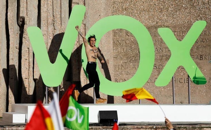Activistas de Femen interrumpen el último acto de VOX en Colón
