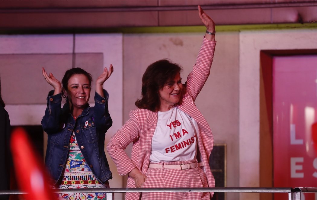 La vicepresidenta Carmen Calvo, protagonista de la noche electoral con el look más feminista