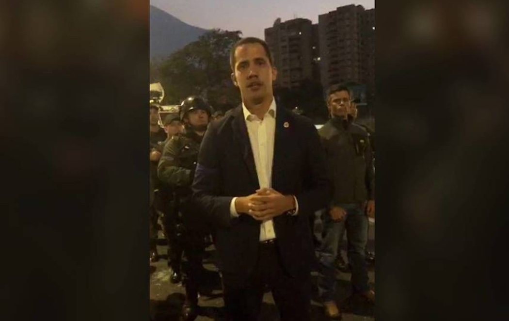 Leopoldo López, recién liberado y Juan Guaidó, con el apoyo del Ejército, inician la fase final de la 'Operación Libertad' contra Maduro