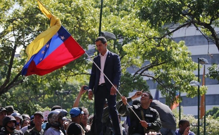 Maduro y Guaidó se enfrentan en las calles de Venezuela en una una "exhibición de fuerza"