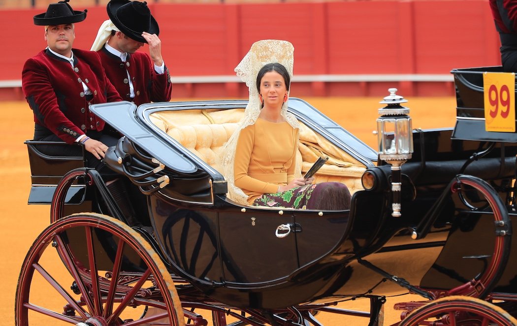 Victoria Federica debuta en público saltando al ruedo en la Feria de Abril de Sevilla