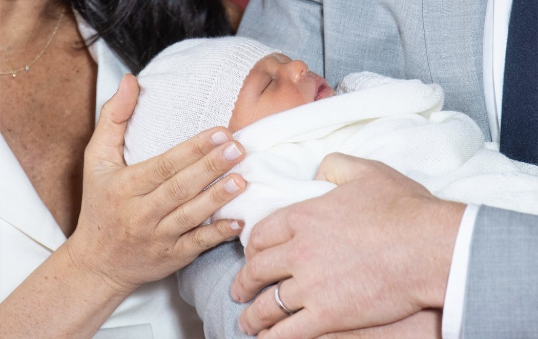 Meghan Markle y el príncipe Enrique presentan a su hijo en sociedad