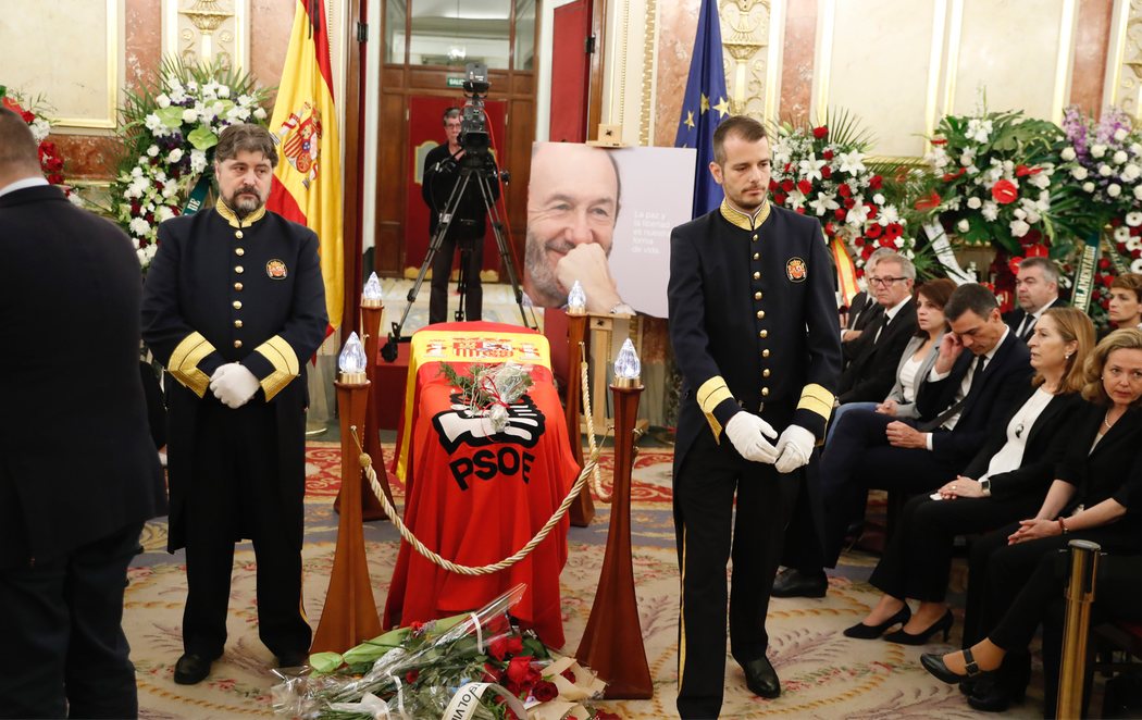 Emoción y concordia en la capilla ardiente de Alfredo Pérez Rubalcaba