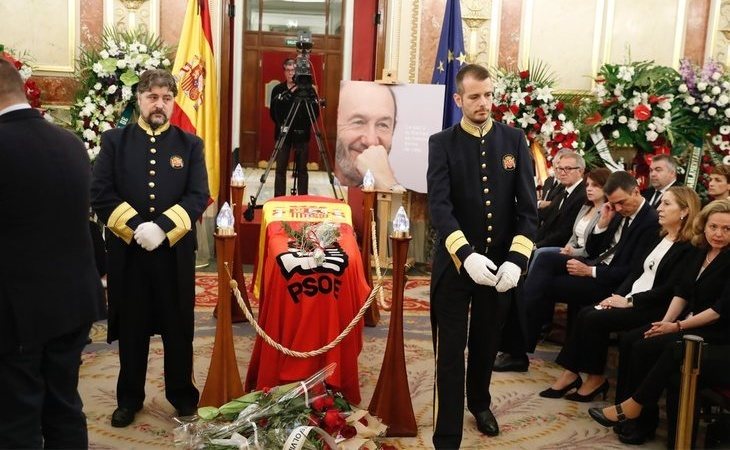 Emoción y concordia en la capilla ardiente de Alfredo Pérez Rubalcaba