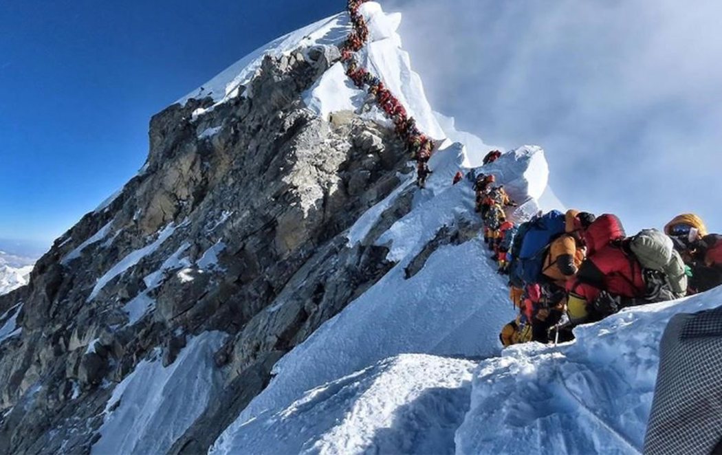 El turismo masivo invade el Everest y lo pone en peligro