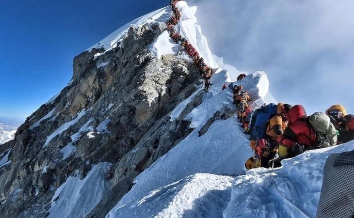 El turismo masivo invade el Everest y lo pone en peligro