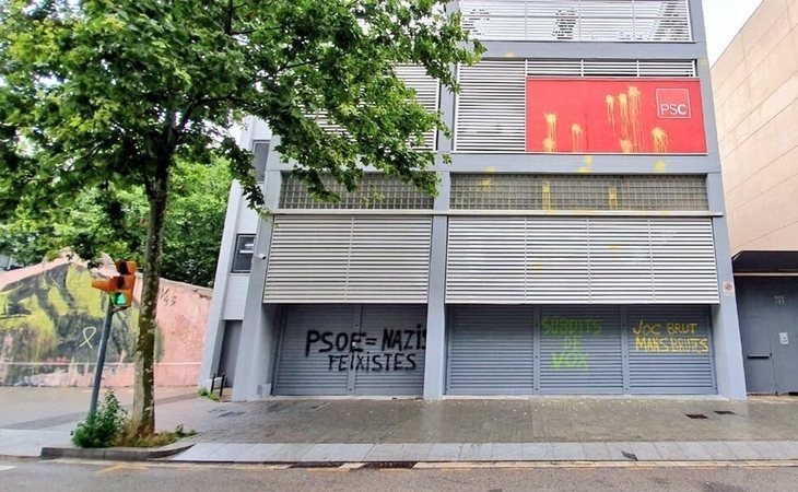 "Súbditos de VOX": La sede del PSC en Barcelona amanece llena de pintadas