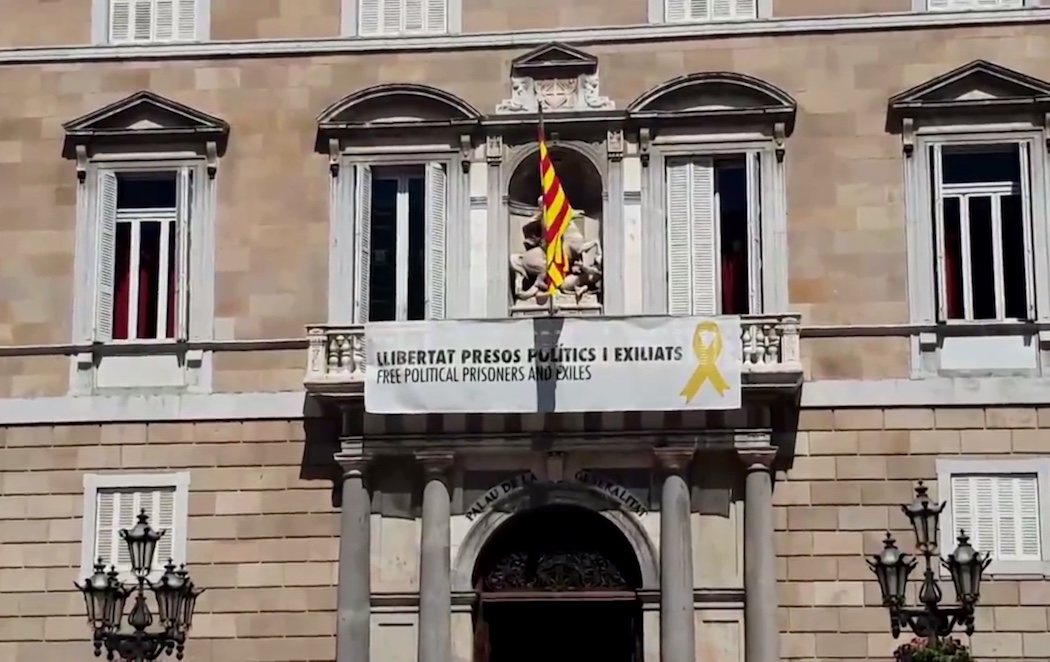 Quim Torra vuelve a colgar el cartel por los políticos presos y el lazo amarillo en la Generalitat